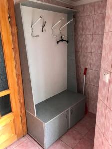 eine ebenerdige Dusche im Bad mit Regal in der Unterkunft Квартира in Czernowitz