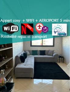 - un salon avec un canapé et une table dans l'établissement Appartement Aéroport Casablanca, à Dah Hammou Ben Cheïkh