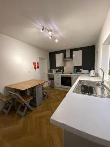 a kitchen with a sink and a counter top at Neat Retreat-Cilfynyd-Pontypridd in Pontypridd