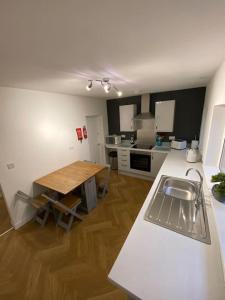 a kitchen with a table and a counter top at Neat Retreat-Cilfynyd-Pontypridd in Pontypridd