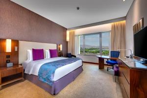 TV o dispositivi per l'intrattenimento presso Crowne Plaza Muscat OCEC by IHG