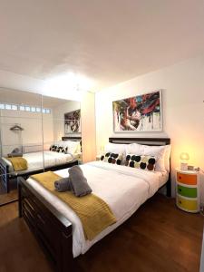 ロンドンにあるGreat 2 bedrooms apartment 15 mins from the centreの広いベッドルーム(ベッド2台、鏡付)