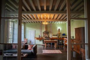 sala de estar con mesa y cocina en Romy's Room - ensuite in shared Village Chateau, en Chalabre