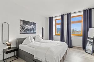 - une chambre avec un lit blanc et une fenêtre dans l'établissement StayEasy Apartments St. M. 2, 