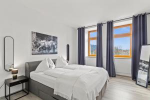 um quarto com uma cama branca e uma janela em StayEasy Apartments St. M. 2 