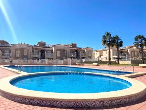 a large swimming pool in front of a building at Precioso duplex en Torrevieja in Torrevieja