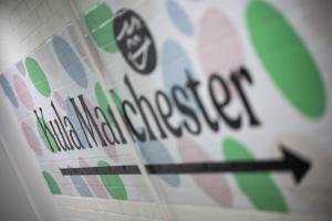 znak ze słowem opieka zdrowotna ze strzałą w obiekcie Kula Manchester w Manchesterze