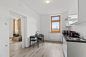 cocina con mesa y encimera en StayEasy Apartments Sankt Michael #1, en Sankt Michael in Obersteiermark