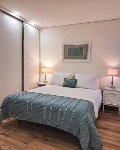 1 dormitorio con 1 cama blanca grande y 2 lámparas en Casa Ponte Pedrinha en Tarouca