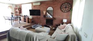 Televízia a/alebo spoločenská miestnosť v ubytovaní Villa Brisas - Preciosa villa con gran intimidad y piscina