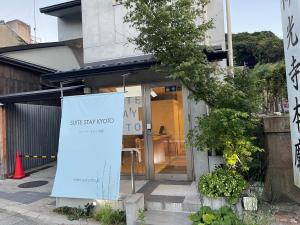 Un escaparate con un cartel delante en Sweet Stay Kyoto - Vacation STAY 13383v, en Kioto