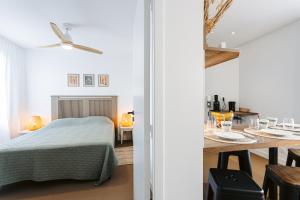1 dormitorio con cama y mesa de comedor en Les iles, T2 vue mer, en Rivedoux-Plage