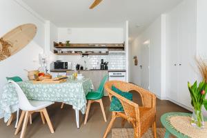 cocina y comedor con mesa y sillas en La Plage, T2 vue mer, en Rivedoux-Plage