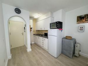 een kleine keuken met een koelkast en een magnetron bij Apartamento Marina Roses in Roses +16 foto's