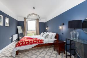 - une chambre bleue avec un lit et une fenêtre dans l'établissement Meadow View, à Deal