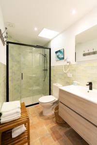 A bathroom at Hostal Sa Malica