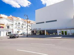 ein Gebäude am Straßenrand in der Unterkunft Cubo's Apartamento Gongora B in Alhaurín el Grande + 16 Fotos