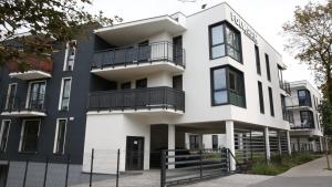 um edifício de apartamentos a preto e branco em Apartament z kuchnią dla 4 osób w centrum Bydgoszczy em Bydgoszcz