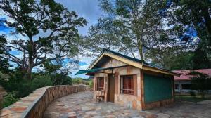 une petite maison sur une route en briques dans l'établissement Dan Maasai Mara safari camp, à Sekenani