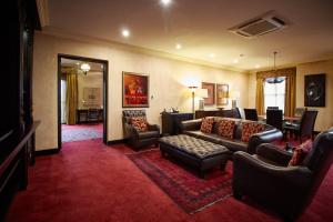 sala de estar con sofá y sillas en Royal Elephant Hotel & Conference Centre, en Centurion