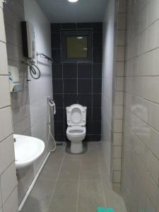 uma pequena casa de banho com WC e lavatório em Hotel Global Sungai Way em Kampong Baharu Sungai Way