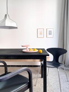 stół jadalny i krzesła z talerzem owoców w obiekcie Zehuus Gartenstudio mit Terrasse w Kolonii