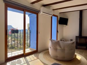 La Casucha de Chulilla في تشيلالا: غرفة معيشة مع نافذة كبيرة وأريكة