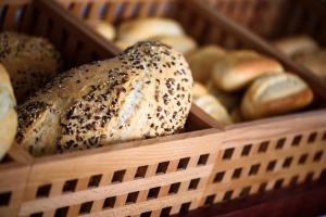 una cesta llena de diferentes tipos de pan en Tacande Portals, en Portals Nous