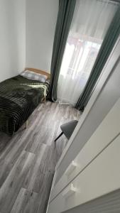 um quarto com uma cama, uma janela e uma cadeira em Piso Universidad Alicante em San Vicente del Raspeig