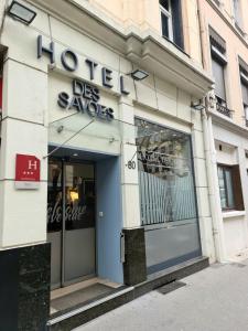 a store front with a sign that reads hotel des service at Hotel des Savoies Lyon Perrache in Lyon