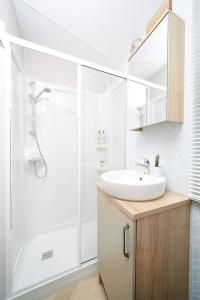 Ванная комната в Luxury Hot Tub Lodge- York -Lakes -5* Country Park