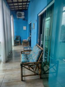 a room with blue walls and a bench in a room at Hostel Canto da Alegria in Itanhaém