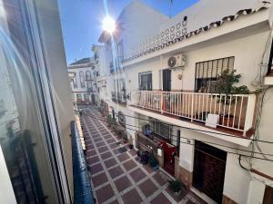 vistas a la calle desde el balcón de un edificio en RC La Carihuela by Beehive Vacances, en Torremolinos