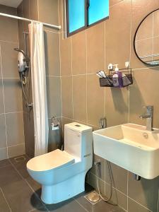 een badkamer met een toilet en een wastafel bij Sunway Greenfield Residence 3R2B w/Netflix in Petaling Jaya