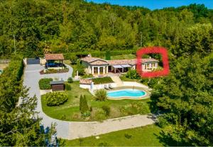 vue aérienne d'une maison avec piscine dans l'établissement Riverside Gîte Pinel Hauterive, à Pinel-Hauterive