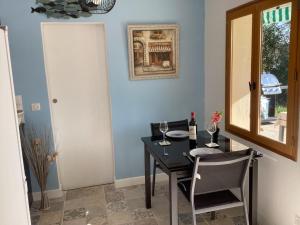 une salle à manger avec une table et des chaises noires dans l'établissement Riverside Gîte Pinel Hauterive, à Pinel-Hauterive