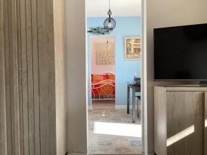 une chambre avec une télévision et un salon dans l'établissement Riverside Gîte Pinel Hauterive, à Pinel-Hauterive