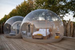 due grandi cupole di vetro con un letto di Bubble Room Suite Experience - Bolla Savio Ravenna a Savio di Ravenna