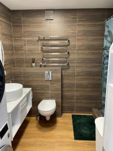 La salle de bains est pourvue de toilettes et d'un lavabo. dans l'établissement Cozy Urban Retreat, à Panevėžys