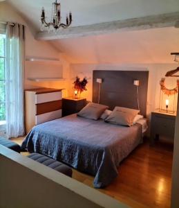 1 dormitorio con 1 cama grande y 2 mesitas de noche en LE 17, en Courthézon
