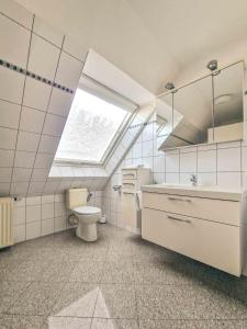 uma casa de banho com WC e uma janela em Sonnenhus em Greetsiel