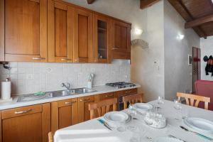 Η κουζίνα ή μικρή κουζίνα στο 10 Min from Sea, Historic Rural Casa Del Molino