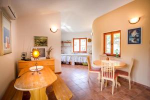 a living room with a table and a dining room at Apartment Beach Stara Porozina in Porozina