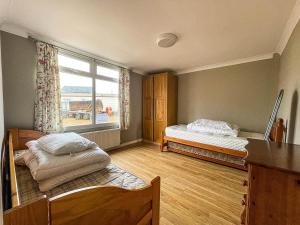 1 dormitorio con 2 camas y ventana en 5 Berth Dog Friendly Lodge In Hunstanton By The Beach Ref 13015rn, en Hunstanton