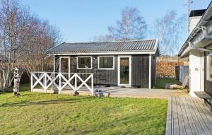 uma pequena casa com um alpendre e um deque em Cozy Home In Slagelse With Wifi em Slagelse