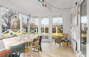 una cocina con una barra con sillas y ventanas en Cozy Home In Slagelse With Wifi en Slagelse