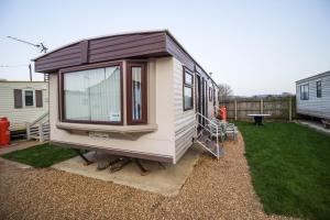 a tiny house is being built in a yard at Dog Friendly 6 Berth Static Caravan By The Beach In Hunstanton Ref 13008l in Hunstanton