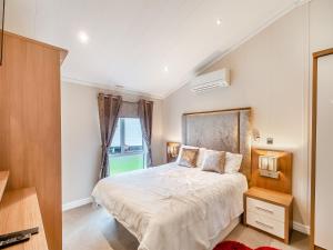1 dormitorio con cama y ventana en Sea View Lodge, en Horden
