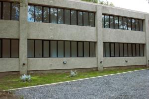 a building with many windows on the side of it at Allende Suite Departamentos in Villa Allende