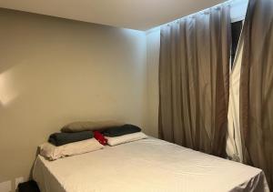 a bed with two pillows on it in a bedroom at Próx Aeroporto Confins e Belo-Horizonte, Cidade do Galo, Mega Space in Vespasiano